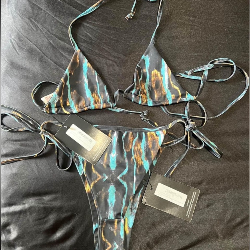 NWT Pretty Little Thing Multi Stripe Print Bikini Top & Bottom Size USA 6 - Picture 1 of 3